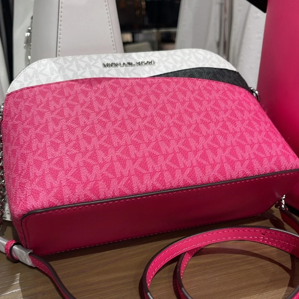 Michael Kors Jet Set Travel Md Sgntr Logo Color Block Dome Crossbody
DRAGONFRUIT - Picture 10 of 16